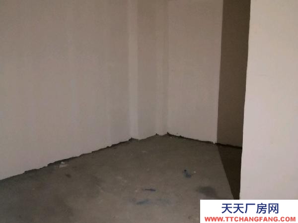 宜春市高安物资仓库 地下储藏间，小车进出很方便