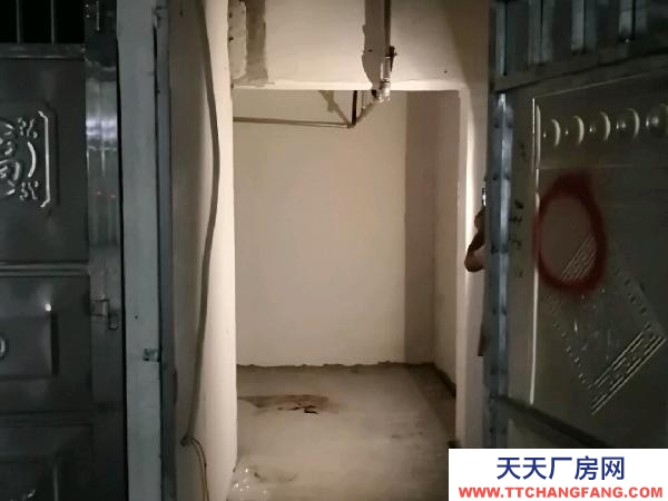宜春市高安物资仓库 地下储藏间，小车进出很方便