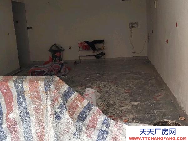 宜春市万载物资仓库 房子在龙河星城雨露家园，全新正在装修中