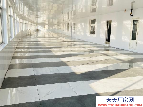 普兰店花儿山临街二楼850平方米，全新装修，出租。