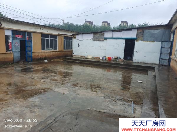 大洼东侧厂房1000平，北侧厂房600平，办公楼二层共360平。