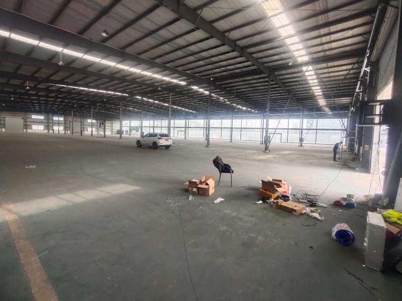 大空间仓库 道路宽敞 停车方便 有玻璃门墙可作为展厅使用
