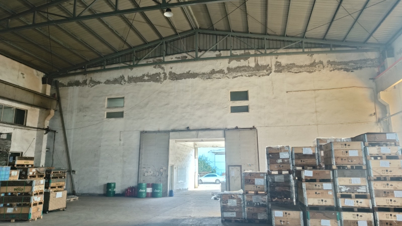 西青王稳庄工业园  总面积3400平 有办公区 两台天车