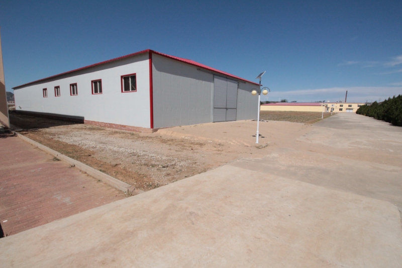 辽宁朝阳21000平厂房场地出租出售，水电齐全，临近高速口，可多方式参与。