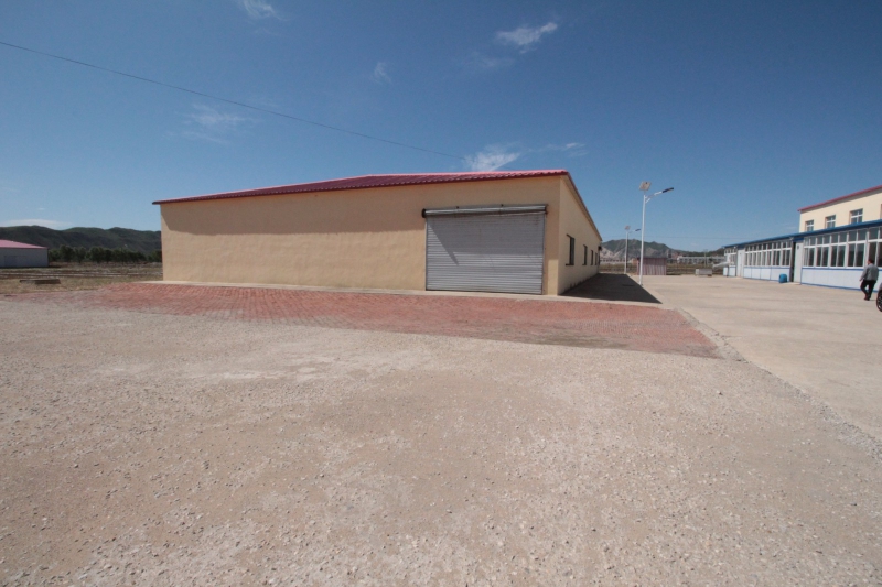 辽宁朝阳21000平厂房场地出租出售，水电齐全，临近高速口，可多方式参与。