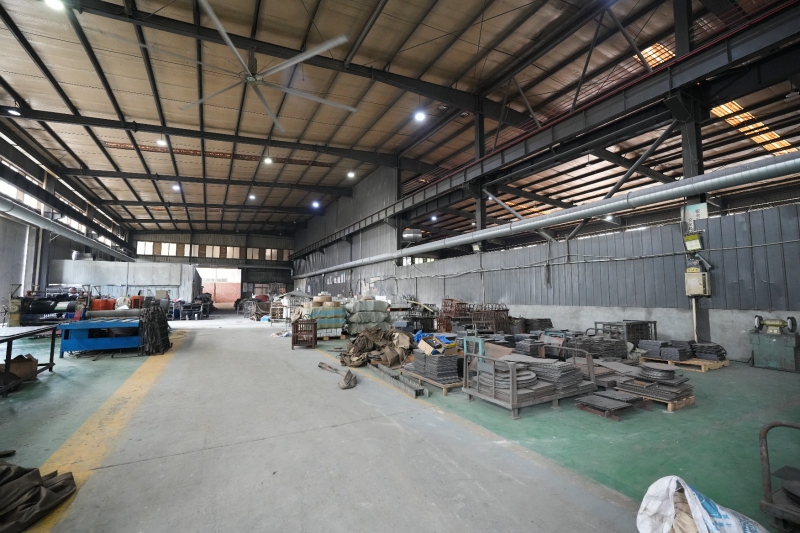 成都新津8000平独门独院厂房出租出售,带行车